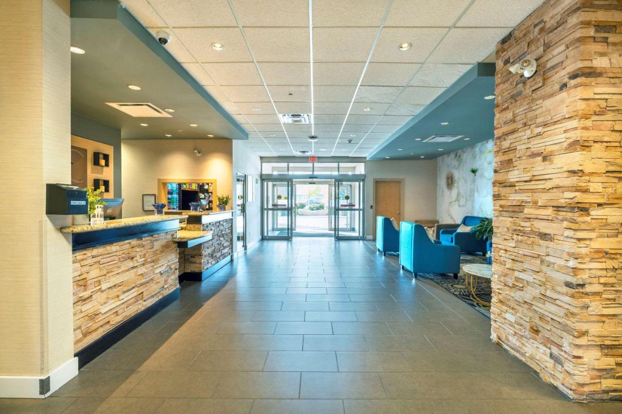 סארי Comfort Inn & Suites מראה חיצוני תמונה