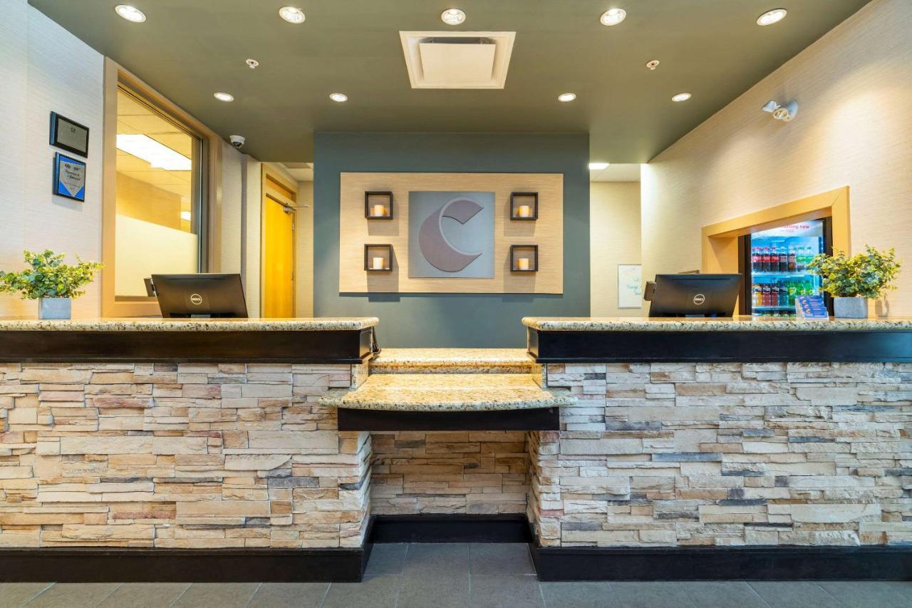 סארי Comfort Inn & Suites מראה חיצוני תמונה