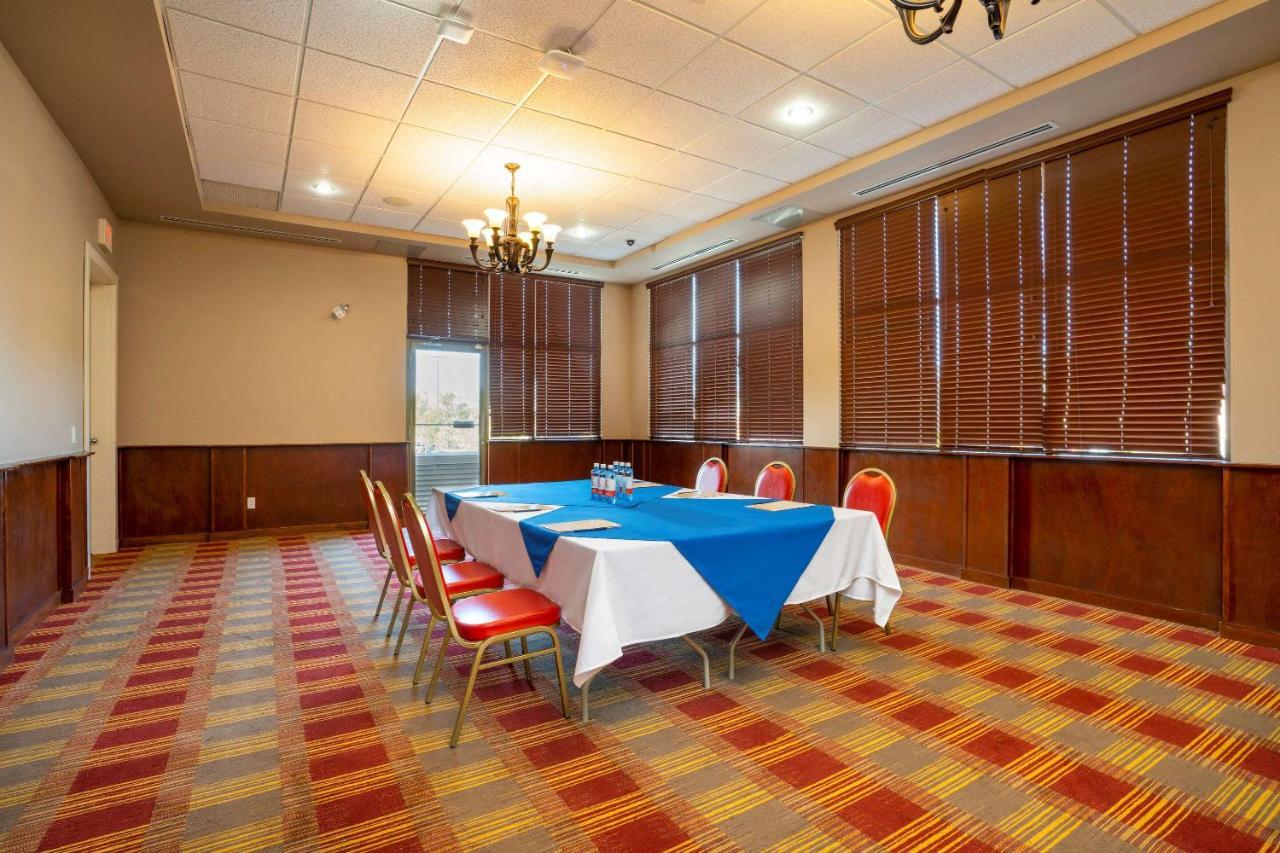 סארי Comfort Inn & Suites מראה חיצוני תמונה