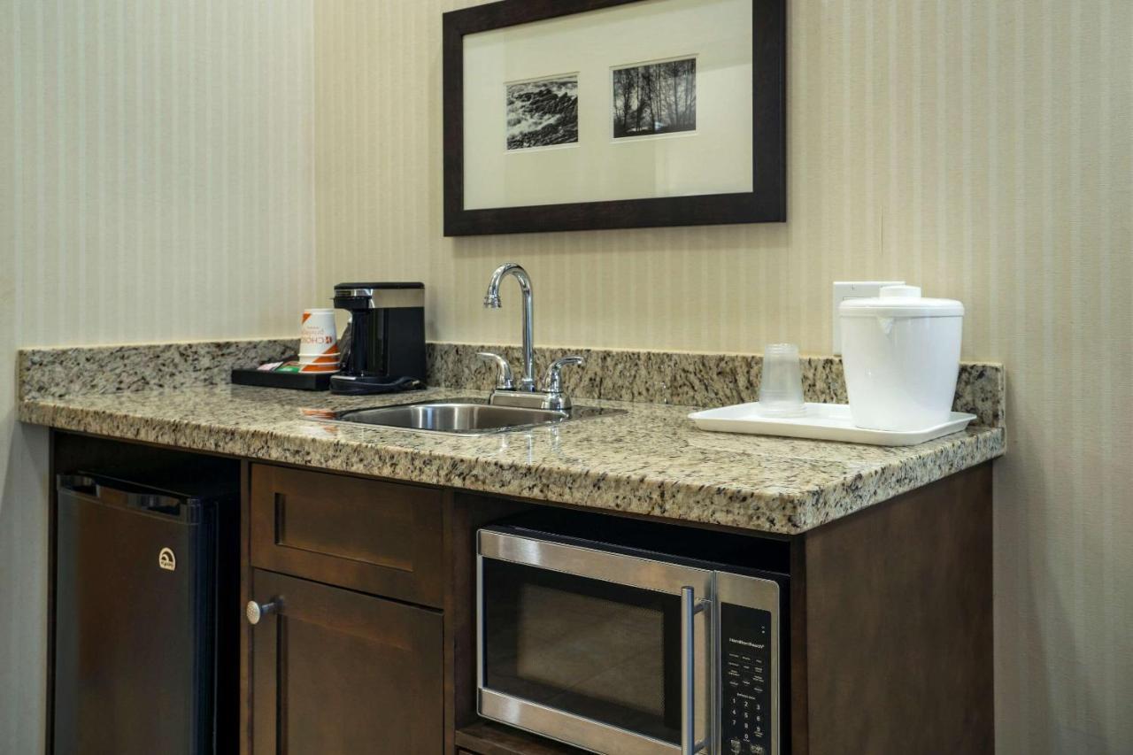 סארי Comfort Inn & Suites מראה חיצוני תמונה