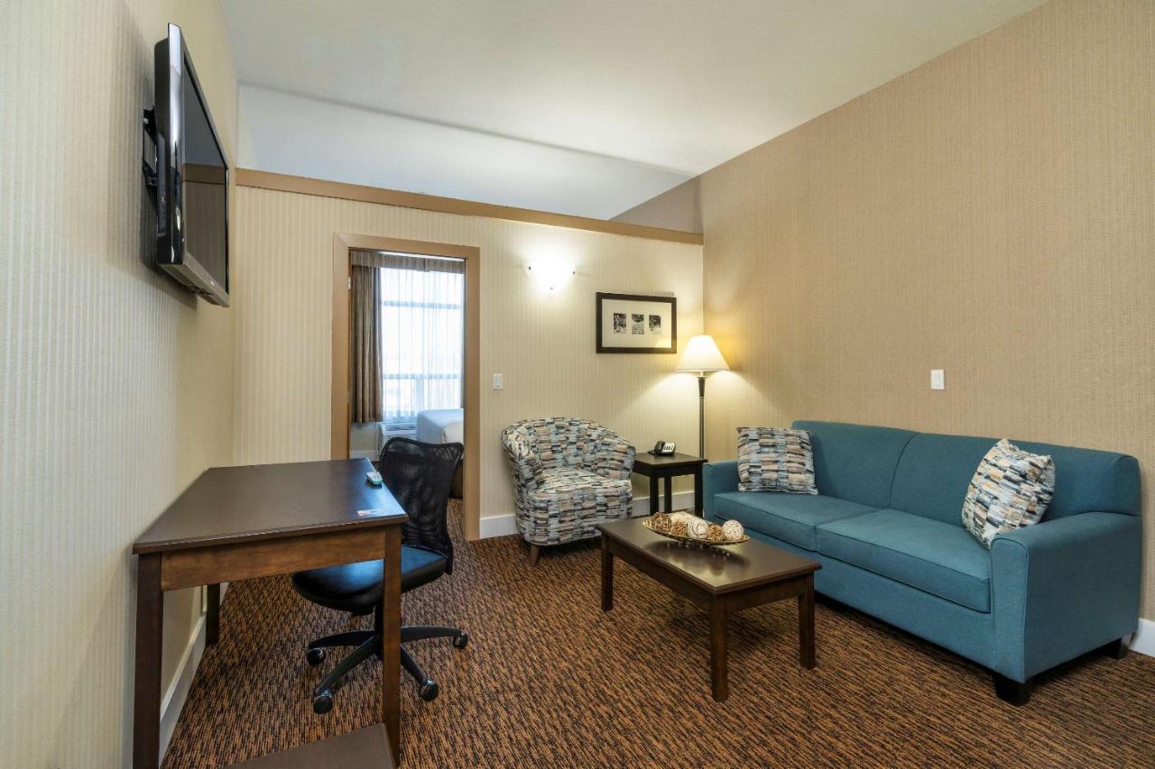 סארי Comfort Inn & Suites מראה חיצוני תמונה