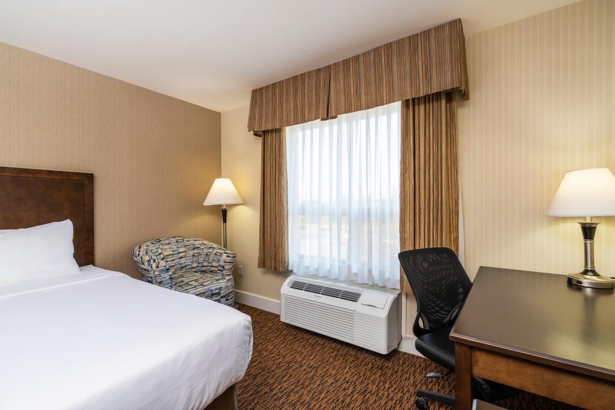 סארי Comfort Inn & Suites מראה חיצוני תמונה