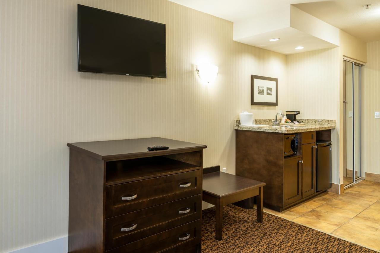 סארי Comfort Inn & Suites מראה חיצוני תמונה